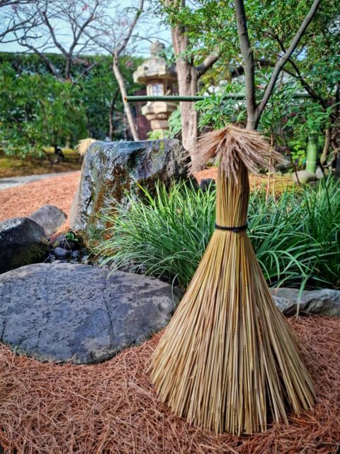 敷き松葉・藁ぼっち講習会

講師に廣瀬慶寛さんをお招きし行われた

庭師らしさを改めて学ぶ事が出来た最高の会だった

私が二十代前半の頃から勉強会や連続講座でお目にかかっていた廣瀬さんから近くで教わる事が出来、とても嬉しく有意義な時間を過ごす事ができた

廣瀬さんの元で修行された小田原造園の清水さんとの関係性も大変魅力的だったな

さて、編む練習を繰り返し
この粋な藁ぼっちをお客様にご提案してみよう

#廣瀬慶寛　さん
#ワラボッチ
#敷き松葉
#鈴廣
#小田原
#庭師
#森本庭苑舎