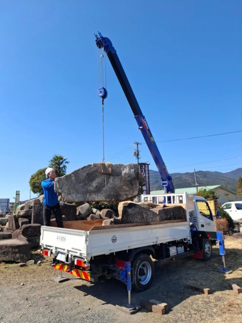 石を扱う日々

毎日硬くて重い石と戦ってます

#石
#庭師
#庭しごと
#露天風呂づくり
#流れのある庭